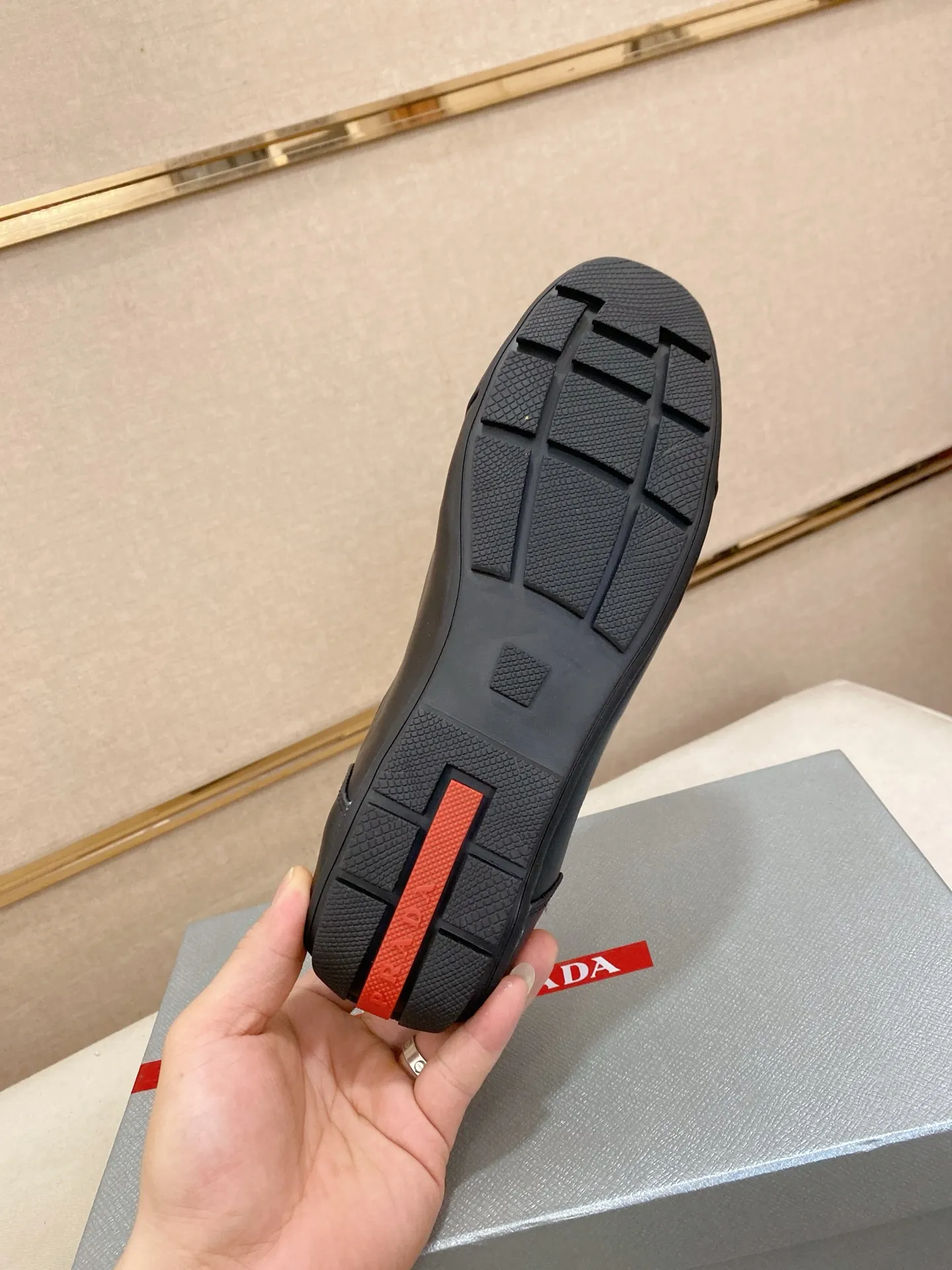 Men's shoes 💰 480💰 ✔️✔️✔️Top high version High-quality new PRADA (Prada) counters are launched at the same time. The new men's shoes and 😘fabrics are purely handmade in Niujing. Lining: Full cowhide lining. 👍🏿High-end☄️Open-molded non-slip rubber outsole, exquisite lines, simple and elegant, comfortable and high-end for leisure travel. Code number: 38-44. Can be customized45